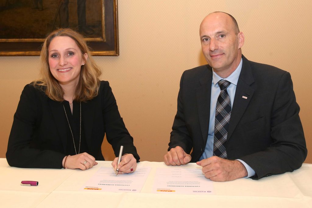 Putting ink to the paper on the new partnership: Dr. Martina Fohr, Global Head of Chemicals and Energy DHL Freight, (left) und Dr. Franz Merath, Senior Vice President Logistics, Evonik Technology & Infrastructure GmbH. [Photo: DHL]