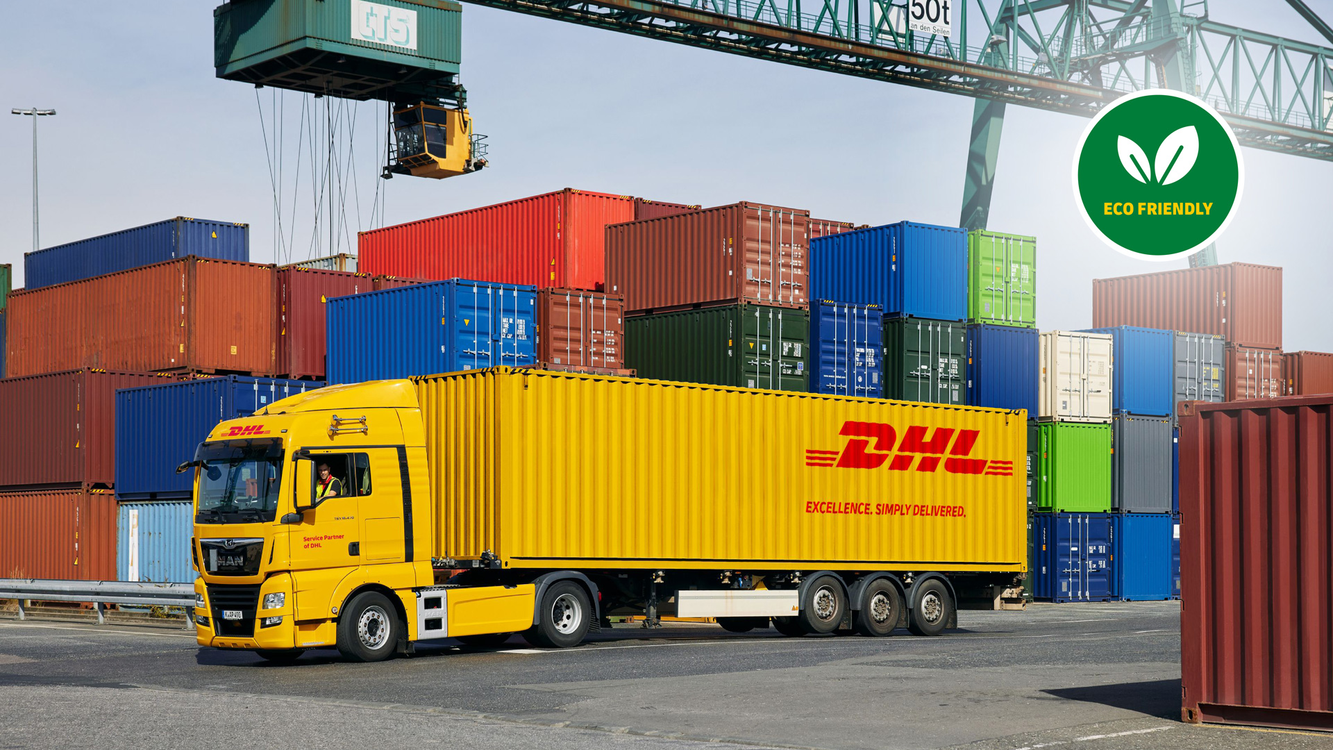 DHL LKW mit Container auf einem Industriegelände