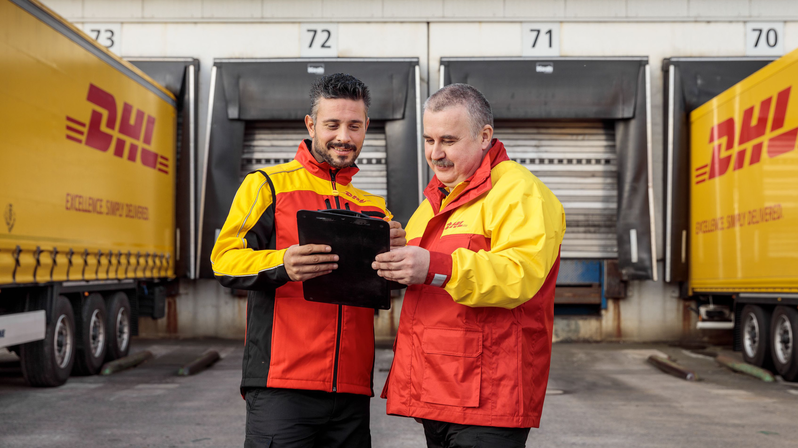 Zwei DHL Mitarbeiter unterhalten sich