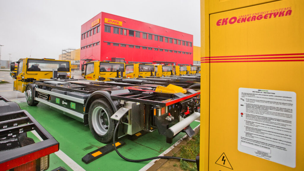 Elektro-Lkw an einer Ladesäule im DHL Logistikzentrum in Posen, Polen