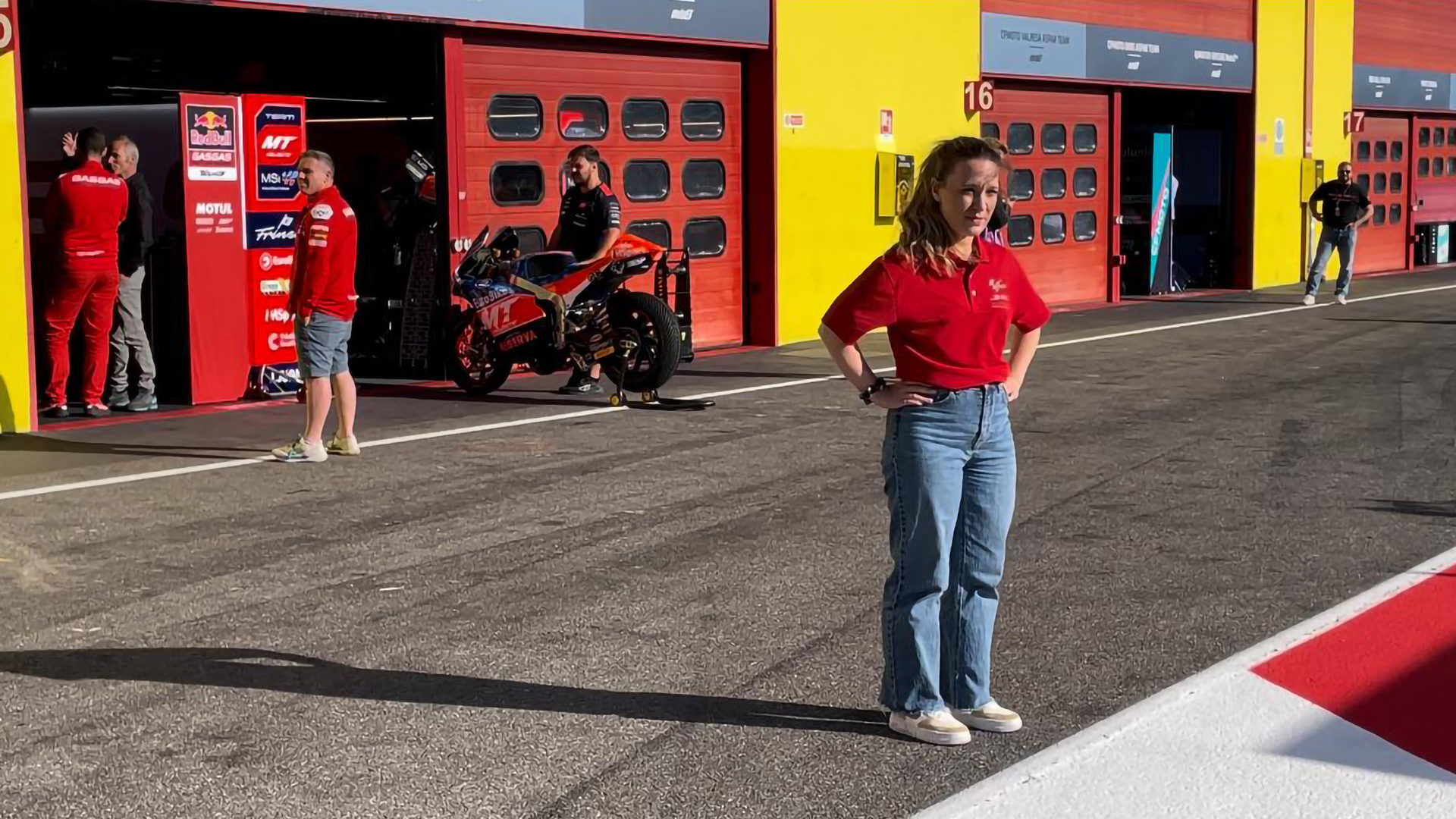 MotoGP™ und DHL: Für Lena Krieger wird ein Kindheitstraum berufliche Realität