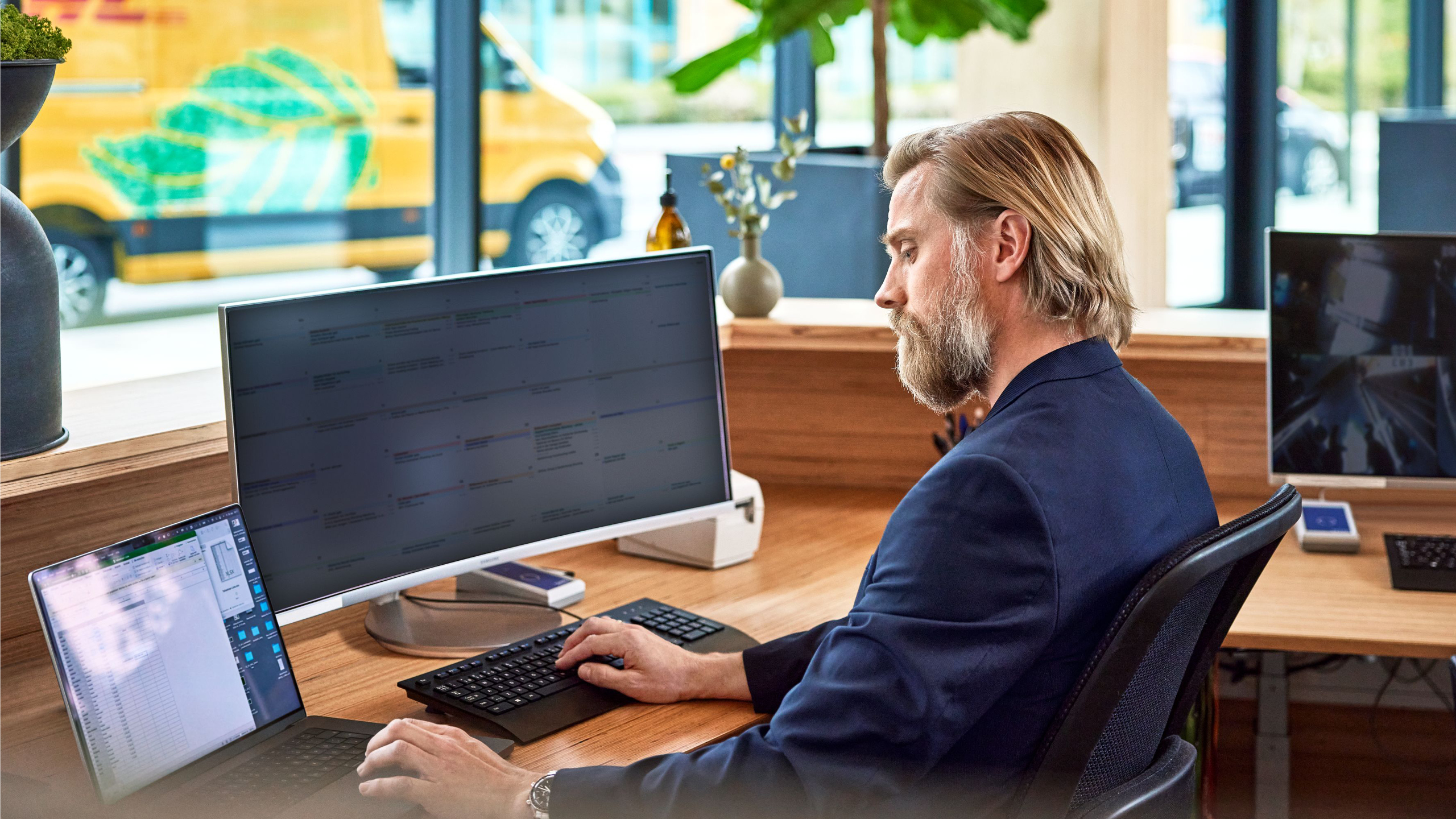 Ein Mann arbeitet an einem Computer an einem Excel-Sheet