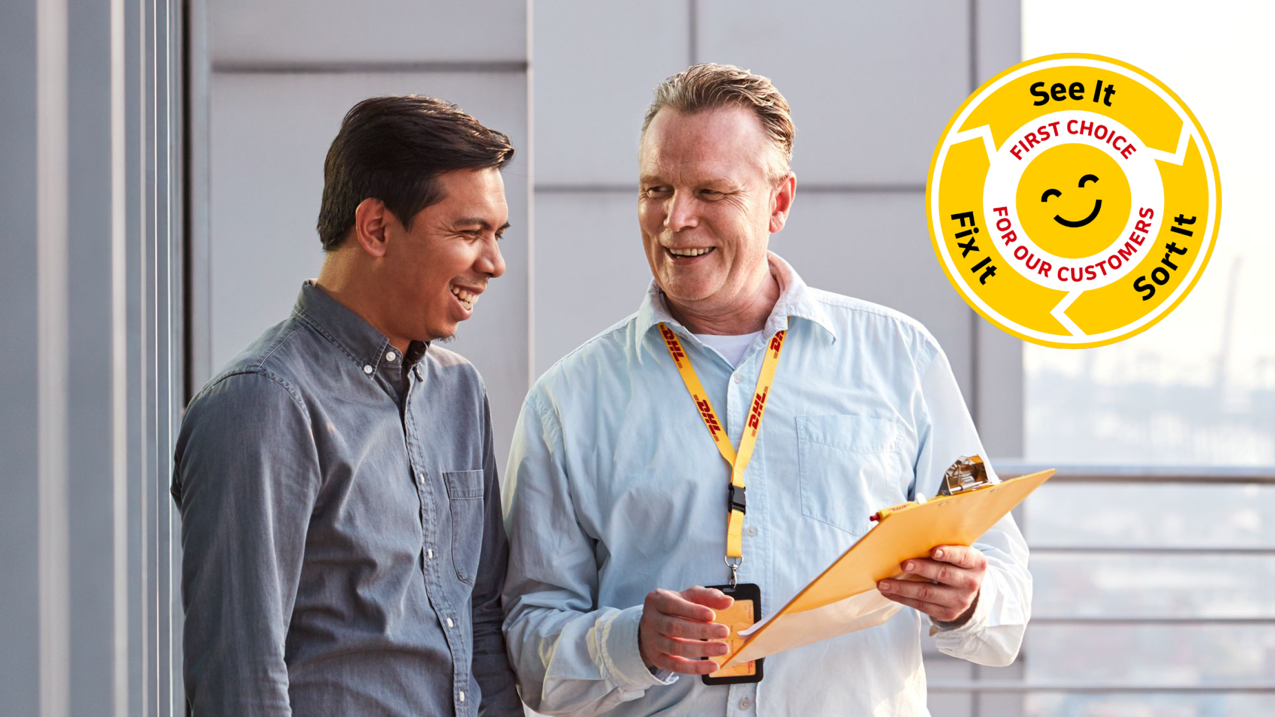 Ein DHL-Mitarbeiter spricht mit einem Kunden und hält dabei ein Klemmbrett in der Hand