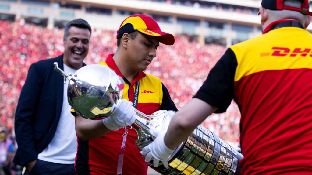 The trophy of Copa Libertadores, transported by DHL